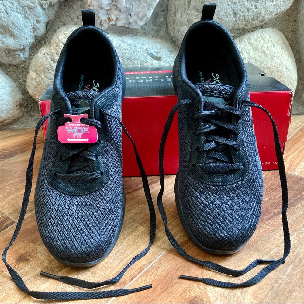 NWOT, Skechers lite-weight, wide fit tennis shoes